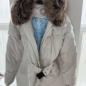 Elegant Women's Gray Fur-Collar Puffer Jacket